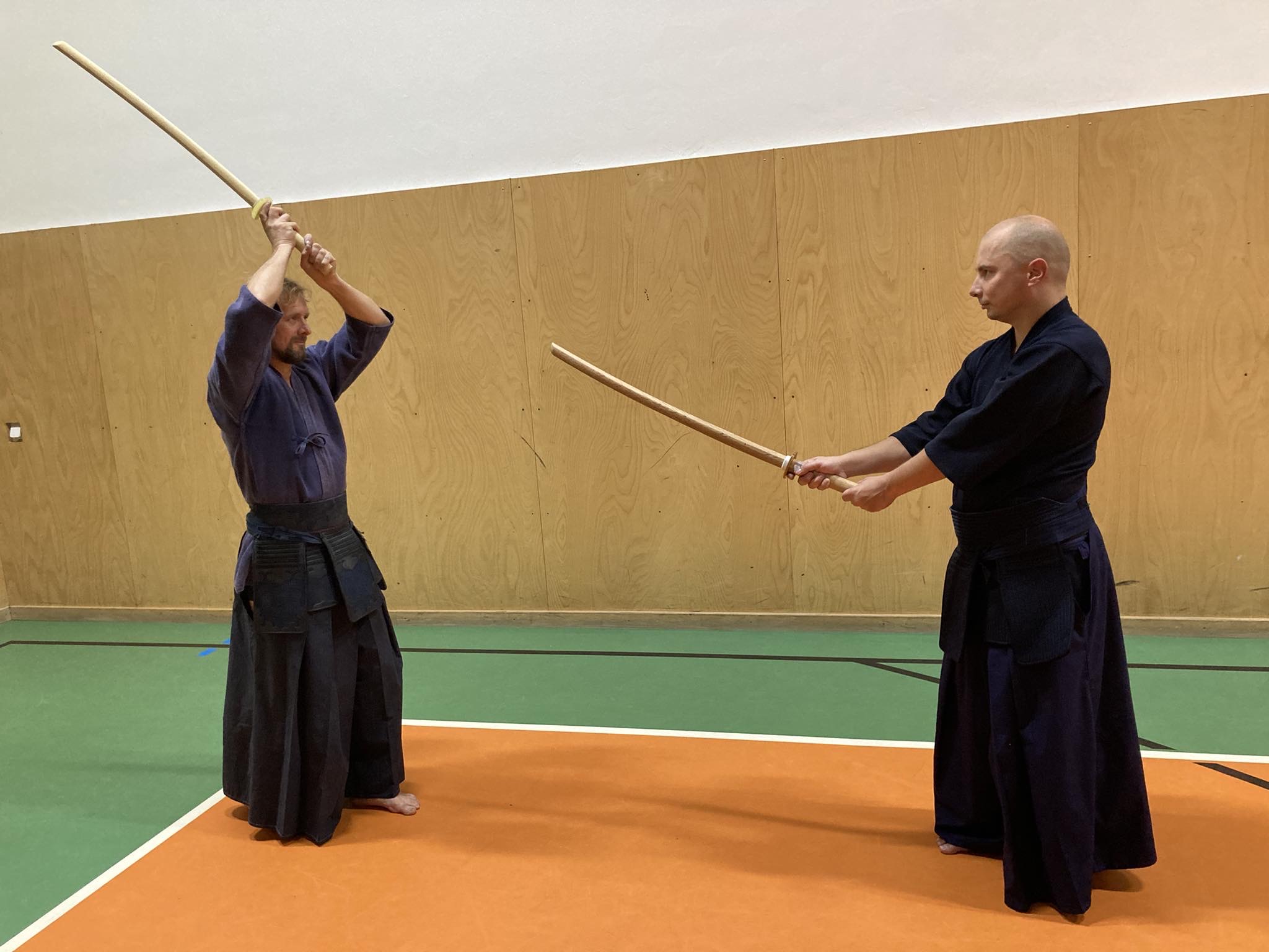 Zaměstnanci UTB při cvičení kendó kata